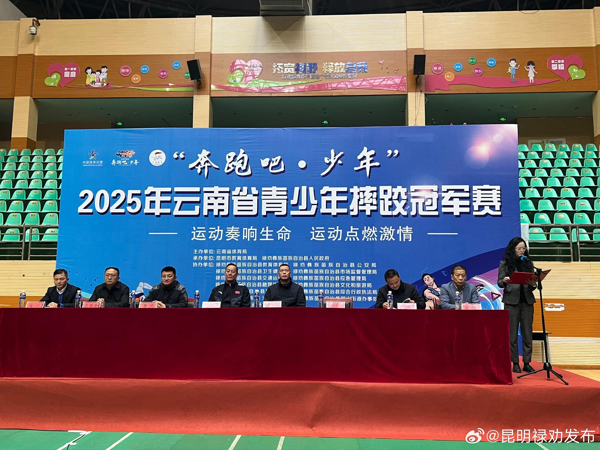 摔跤友谊赛上演强强对话，河套犀牛队大胜徽州飞鹰队，战术调整见效；赛季拐点或已出现的简单介绍